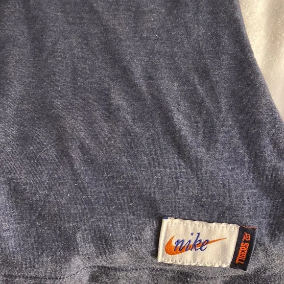 Nike Women's SlimFit Detroit Tigers Shirt size Medium - Picture 3 of 8